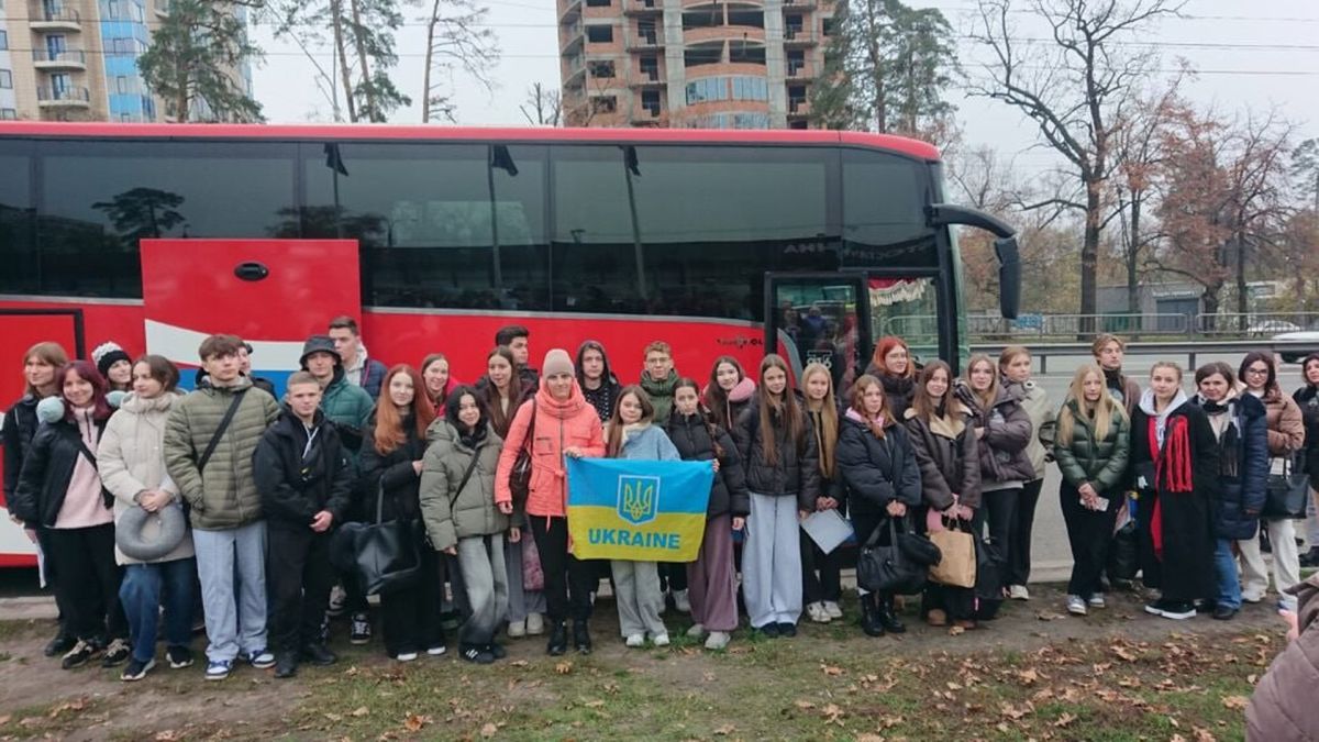 Діти військових з Київщини вирушили до Великої Британії: навіщо Червоний автобус, біля якого стоїть натовп дітей