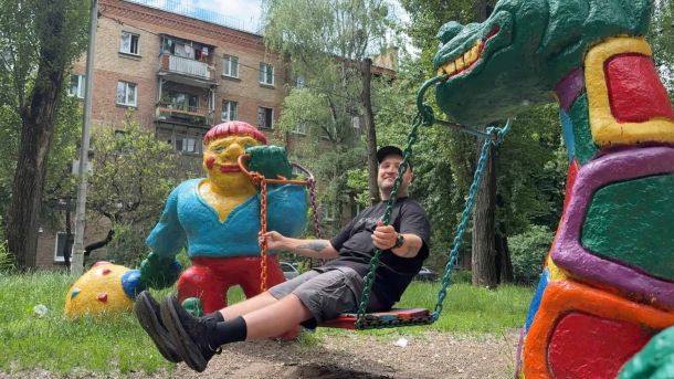 ЮНЕСКО підтримує реставрацію фресок і сейсмомоніторинг Софії Київської Чоловік гойдається на дитячому майданчику зі старими бетонними скульптурами у дворі київської хрущовки