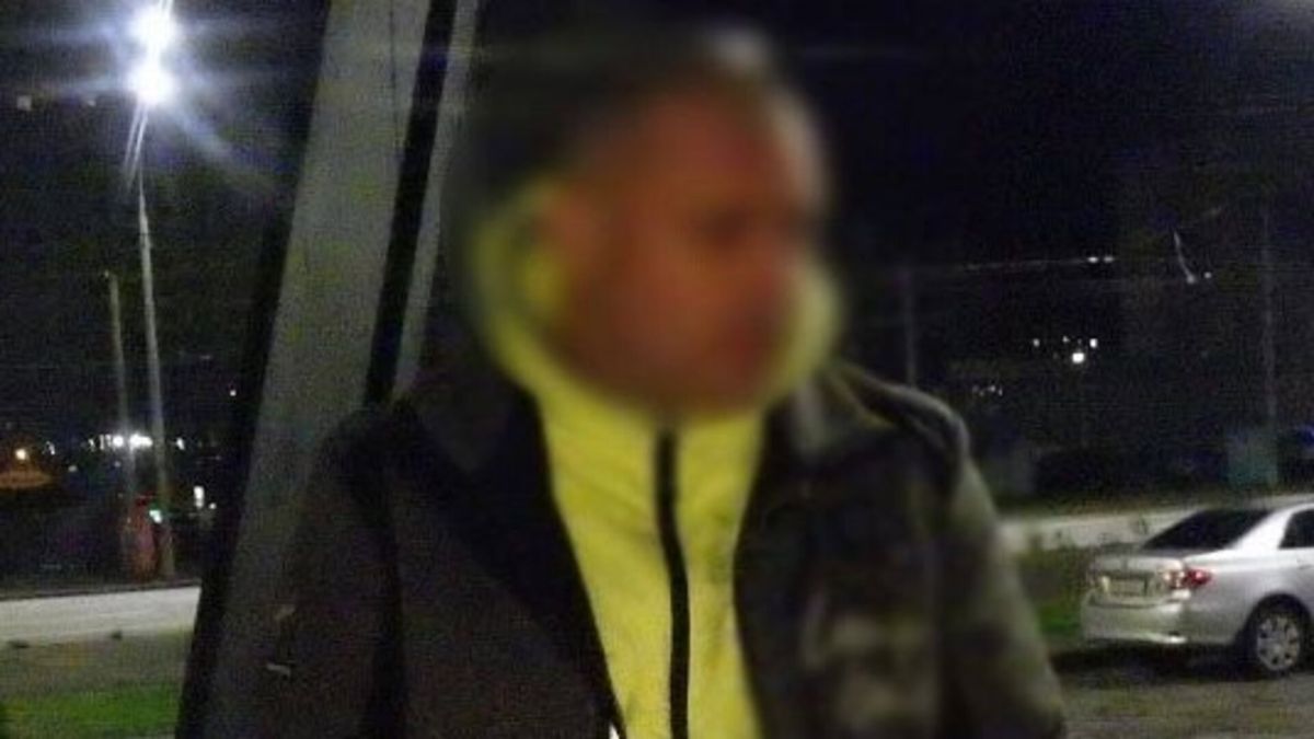 Пограбування таксиста на проспекті Червоної калини: нападника затримала поліція Заблюрене фото затриманого нападника на таксиста