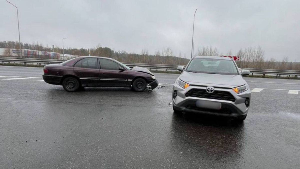 Зіткнення двох авто на трасі Київ-Чернігів: винуватцю загрожує штраф Opel Omega після зіткнення з Toyota RAV4 на трасі Київ-Чернігів