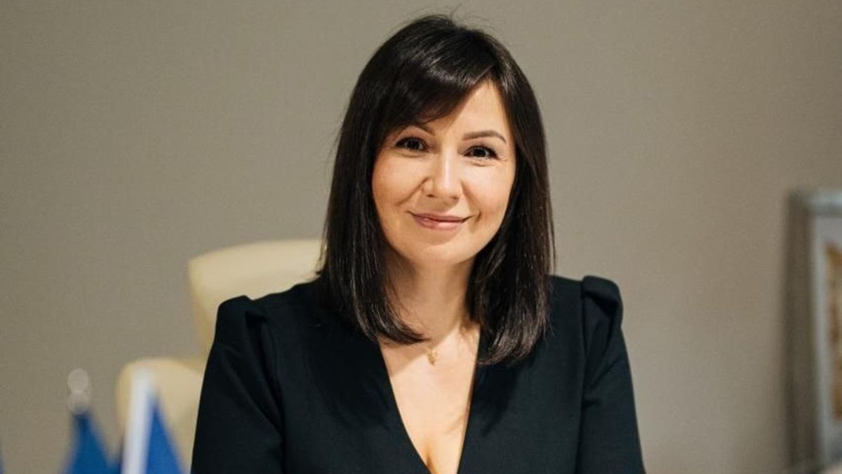 Тетяна Мостепан очолила Департамент охорони здоров'я Києва Портрет нової очільниці Управління охорони здоровʼя Тетяна Мостепан - молода брюнетка з волоссям середньої довжини