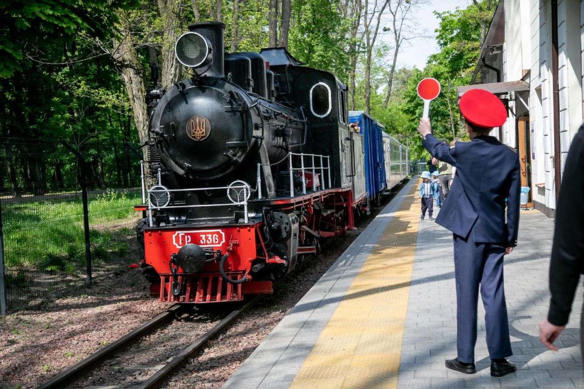 У Києві відкрили 72-й сезон дитячої залізниці: новий рух, гості з прифронтових регіонів і ретро-поїзди Київська дитяча залізниця