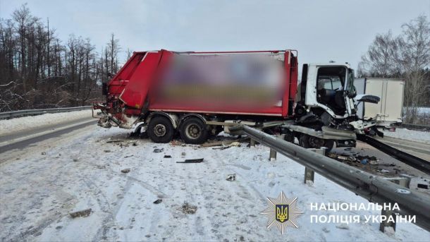 ДТП на Обухівщині: Ford зіткнувся з вантажівкою, пасажирка в лікарні Пошкоджена вантажівка Hyundai та уламки на засніженій трасі Київ — Знам'янка після зіткнення з автомобілем Ford поблизу села Старі Безрадичі