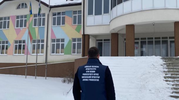 В Ірпені у родини забрали четверо дітей через «соціальну бідність» Школа у Чабанах і працівник прокуратури