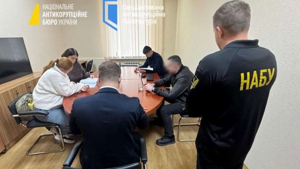 На Київщині підлітки ганяли на чужому Opel — 14-річний пасажир загинув, ще шестеро травмовані Працівники НАБУ та САП проводять слідчі дії в офісі — кілька людей сидять за столом