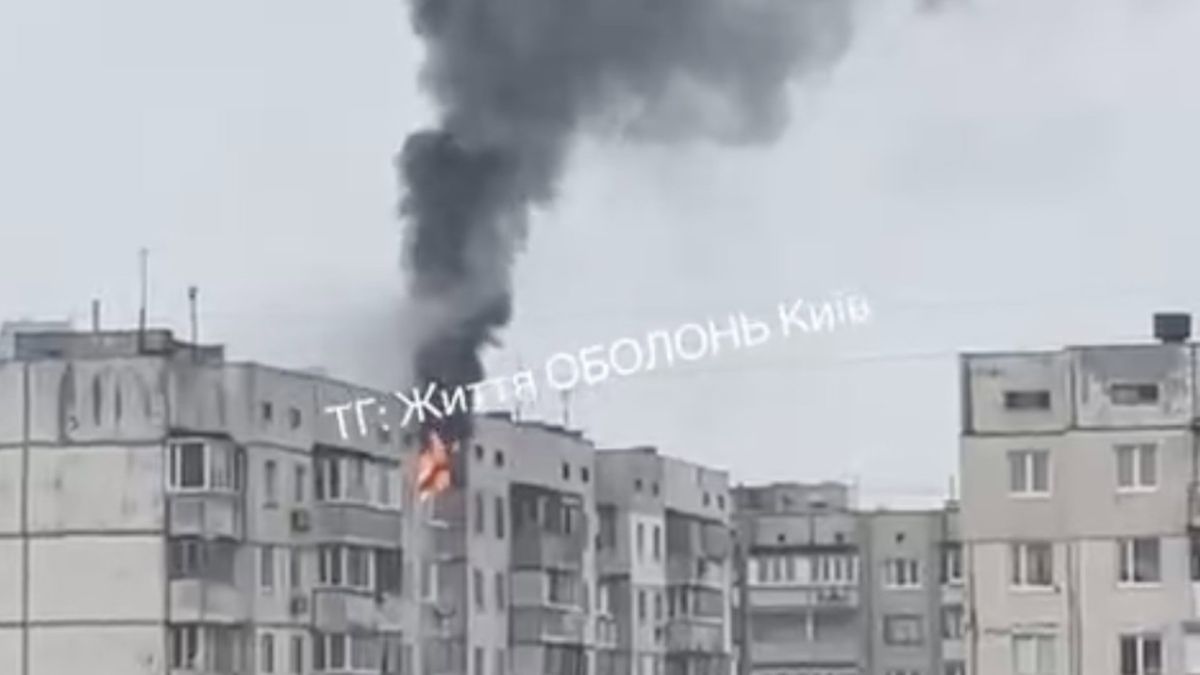 На Оболоні горить квартира: пожежа на вулиці Північна, 28 Пожежа в будинку на верхніх поверхах багатоповерхівки