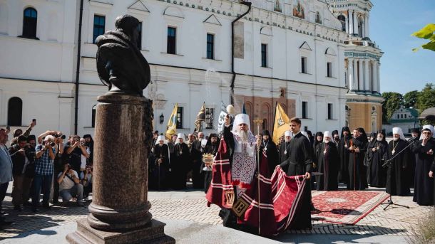 Євро наближається до 50 гривень: чому валюта ЄС стрімко дорожчає Митрополит Епіфаній окроплює свяченою водою погруддя гетьмана Івана Мазепи на Соборній площі Лаври