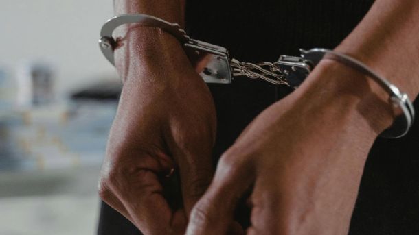 Чоловік помер після затримання патрульною поліцією в Києві (відео) Наручники