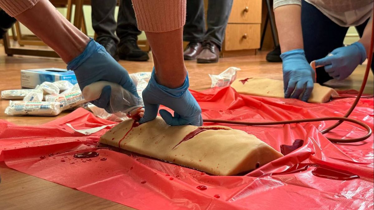 Тренінг STOP THE BLEED у Дарниці: «Азов» навчав працівників метро Інструктори бригади Азов проводять тренінг із домедичної допомоги STOP THE BLEED для працівників Київського метрополітену