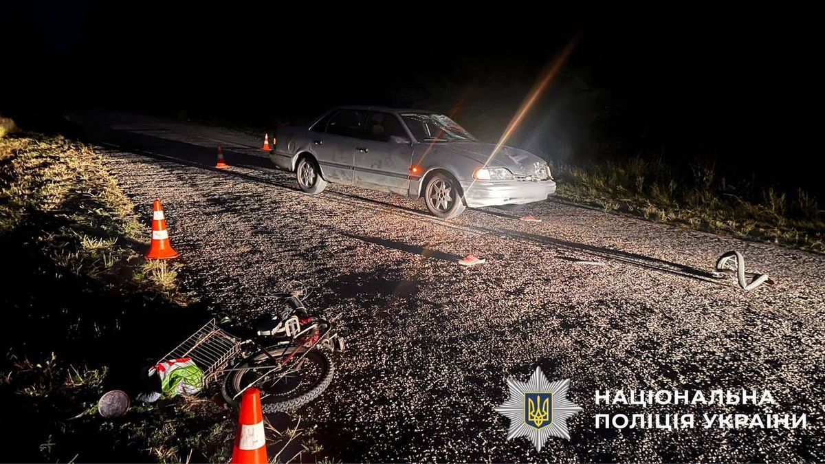На Київщині розслідують ДТП: водій Ford збив 61-річного велосипедиста Нічна ДТП: легковий автомобіль із пошкодженим капотом стоїть на дорозі, поруч лежить велосипед
