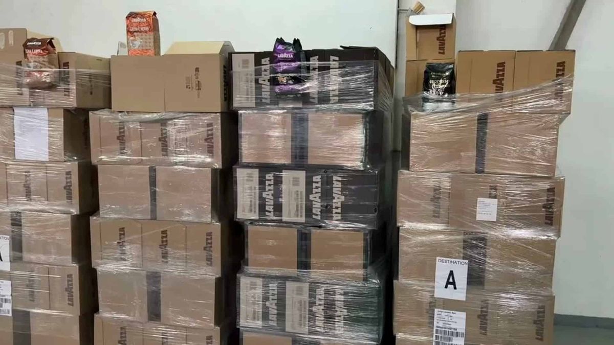 Крадена кава з Європи: митники Києва викрили схему на мільйони грн Палети з коробками кави Lavazza, обгорнуті плівкою, вилучені Київською митницею як викрадений в Європейському Союзі вантаж