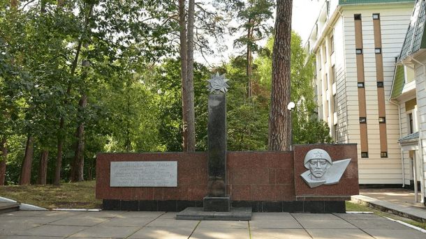 В Ірпені зооволонтери врятували кота, який кілька днів просидів на даху без їжі та води (відео) Меморіал з пам'ятною стелою та скульптурою солдата у парку Києва, присвячений історичним подіям та війні, оточений зеленими деревами та сучасною архітектурою.