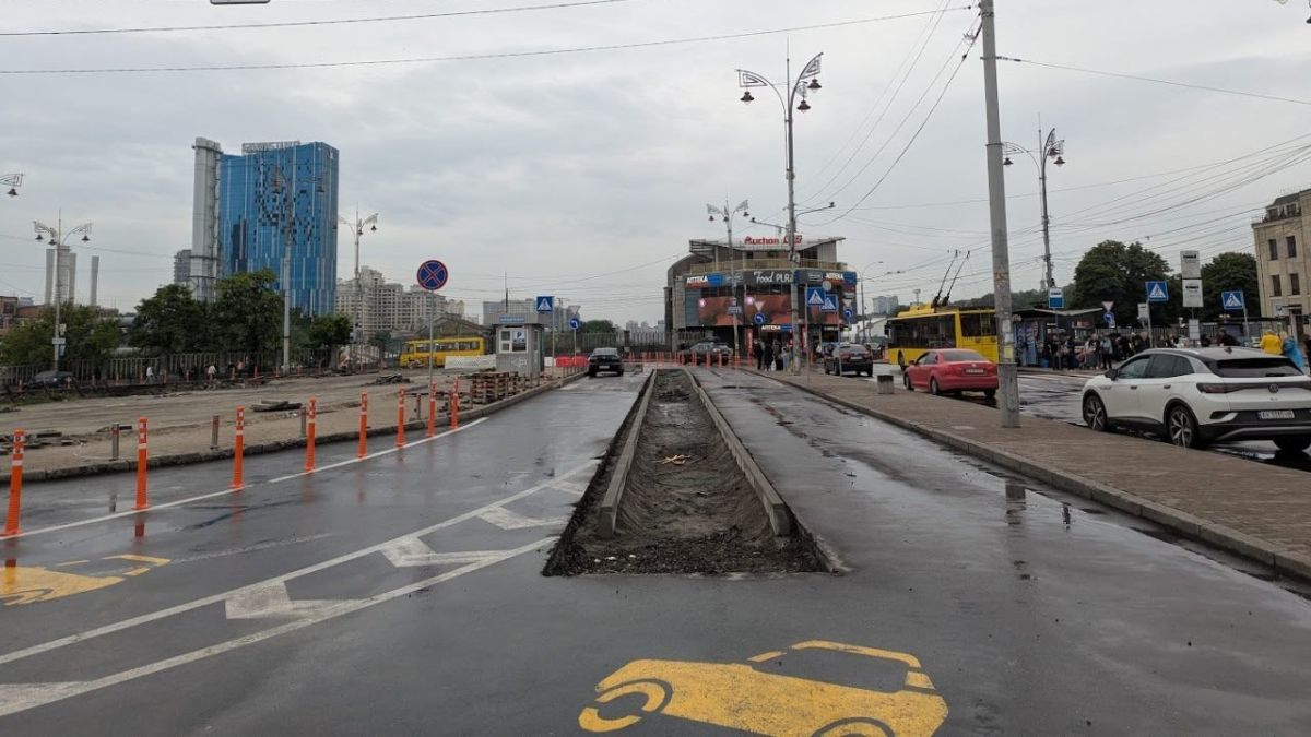 Біля київського вокзалу змінюють правила паркування: з'явиться острівець без автівок Біля київського вокзалу змінюють правила паркування: з'явиться острівець без автівок