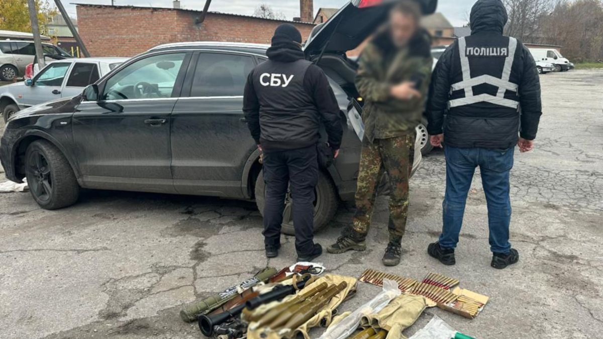 2 тисячі доларів за боєприпаси: поліція Києва затримала вінничанина за продаж зброї Співробітники СБУ та поліції біля затриманого, на асфальті розкладені боєприпаси