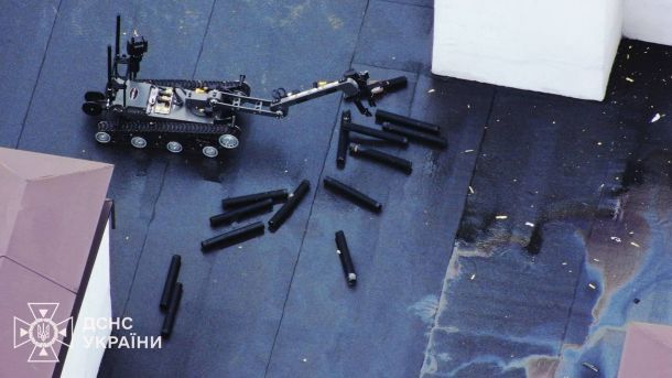 52-річна киянка дзвонила на «102» і погрожувала підірвати поліцію гранатою Робот ДСНС збирає боєприпаси на даху будинку