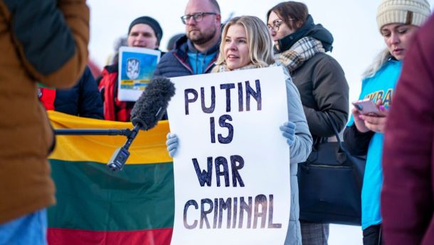 Китай може використати ослаблення США через Трампа, заявив колишній полковник НВАК Плакат «Путін — воєнний злочинець» на акції з вимогою до Росії припинити війну проти України, 22 лютого 2022 року