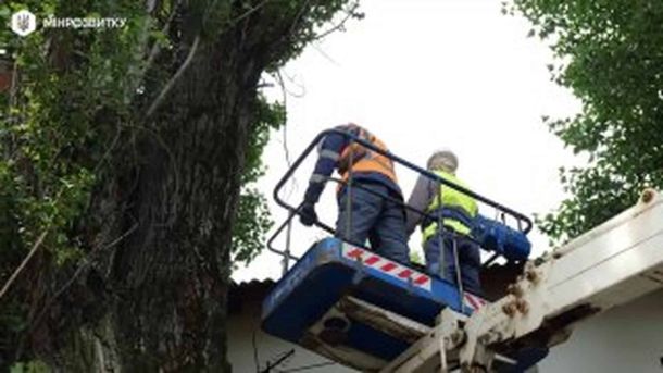 У Вишневому атака пошкодила 7 гуртожитків: ремонт уже йде Пошкоджені гуртожитки у Вишневому після російської атаки 6 липня — постраждали сім будівель, де живуть 160 родин залізничників