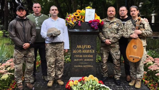 У Києві відкрили пам’ятний знак Герою України Андрію Жованику Вшанування Андрія Жованика біля відкритого пам'ятника