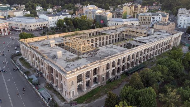 Зеленський доручив РНБО і Кабміну знизити смертність на дорогах Аеровид на руїни Гостинного двору на Подолі — будівля без даху, з відкритими аркадами, оточена історичною забудовою