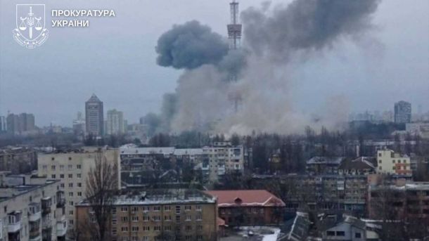 У Білій Церкві чоловік задушив знайому заради 400 гривень і ювелірки Велика хмара диму після російської ракетної атаки на Київську телевежу, панорама міста з логотипом Прокуратури