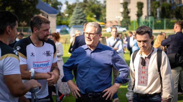 У Києві зіграли матч з ампфутболу: ветеранів підтримав прем'єр Британії Товариський матч з ампфутболу між ветеранськими командами у Києві за участі прем'єра Великої Британії Кіра Стармера