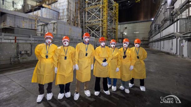 Демократи програють битву за нові медіа — і це загрожує їм поразкою в 2026-му Члени делегації Світового банку під час відвідин Чорнобильської АЕС