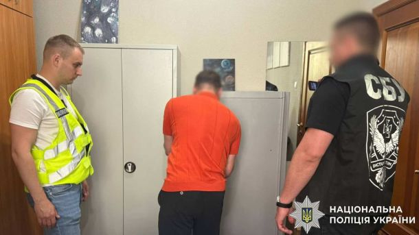 Чотирьох посадовців КМДА судитимуть за розтрату 3 млн грн Поліція Києва затримала адвоката і помічника судді, які брали 3 500 доларів за вплив на рішення у справі про спадкування квартири