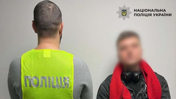У Києві затримали наркоторговицю з поштовою схемою Підозрюваний із заблюреним обличчям