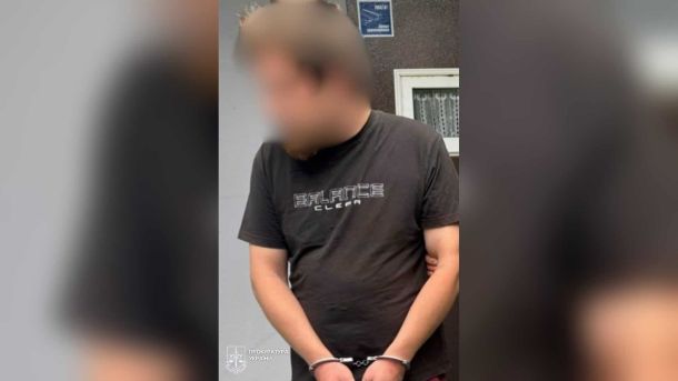 У Дарницькому р-ні відкрили справу за посвяту студентів під час тривоги Слідчі у Дарницькому р-ні Києва затримали 31-річного киянина, підозрюваного у підпалі авто військовослужбовця за 1 000 доларів