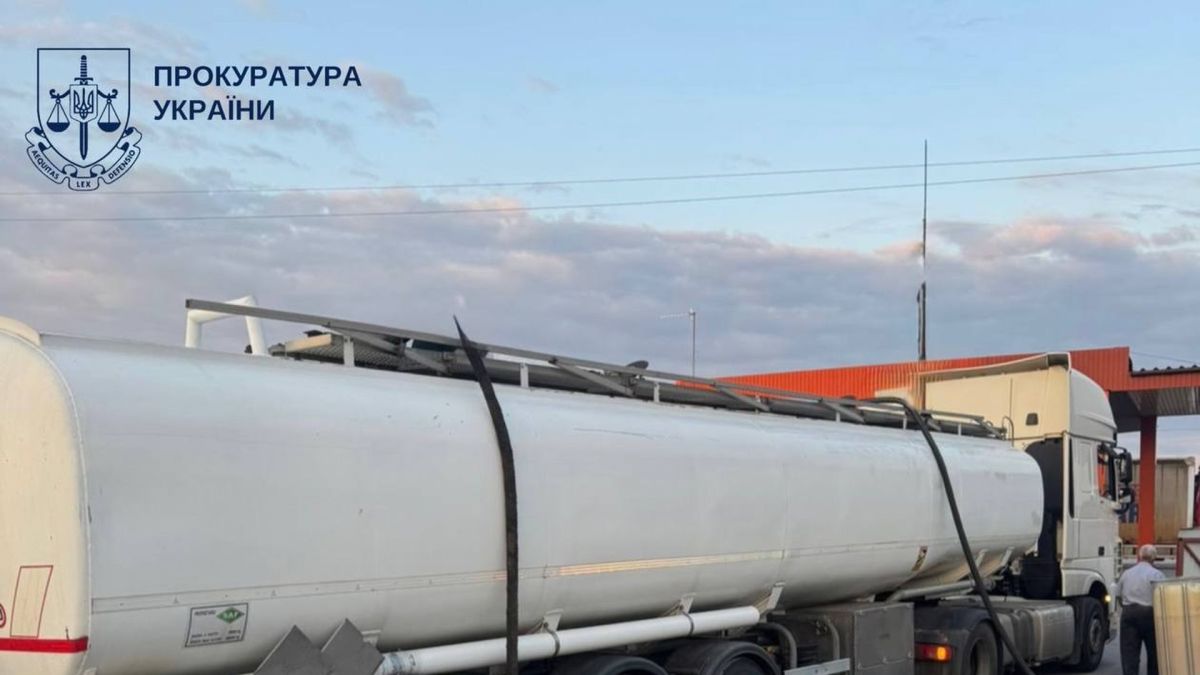 Нелегальна нафтобаза на Білоцерківщині: 30 млн вилучено, п'ятеро підозрюваних Цистерна-бензовоз на нелегальній нафтобазі в Білоцерківському районі Київської області під час обшуку правоохоронців