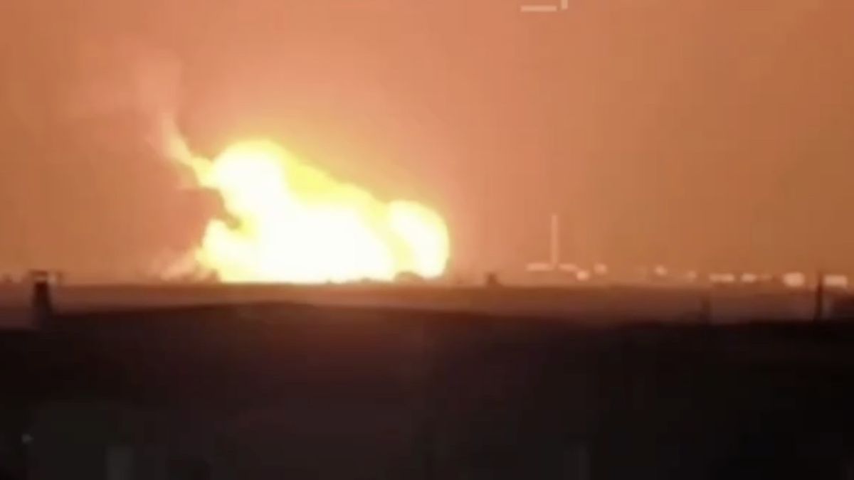 Палало 3 доби: дрони СБУ спалили термінал зрідженого газу у Краснодарському краї РФ Вогонь і червона заграва на небі внаслідок пожежі