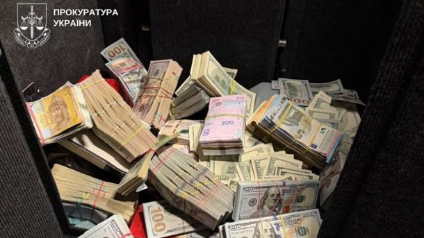 У Києві викрито схему відмивання 2 мільярдів у київських аптеках Пачки банкнот — гривень і доларів