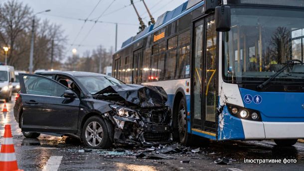 Завідувача кафедри підозрюють у продажу відстрочки за 8 тисяч доларів Ілюстративне фото: пошкоджена автівка після зіткнення з тролейбусом на перехресті у ранковому світлі