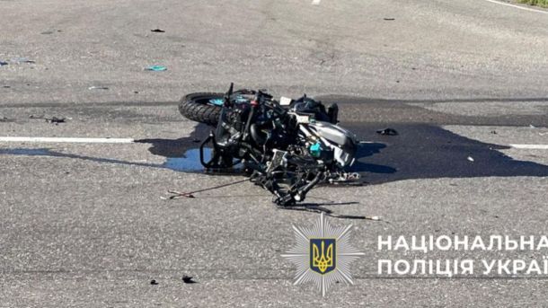 Смертельна пожежа на Рибальському острові — загинула людина, евакуйовано шістьох мешканців Моторошна дорожньо-транспортна пригода з зламаним мотоциклом на проїжджій частині, зафіксована поліцією Києва.