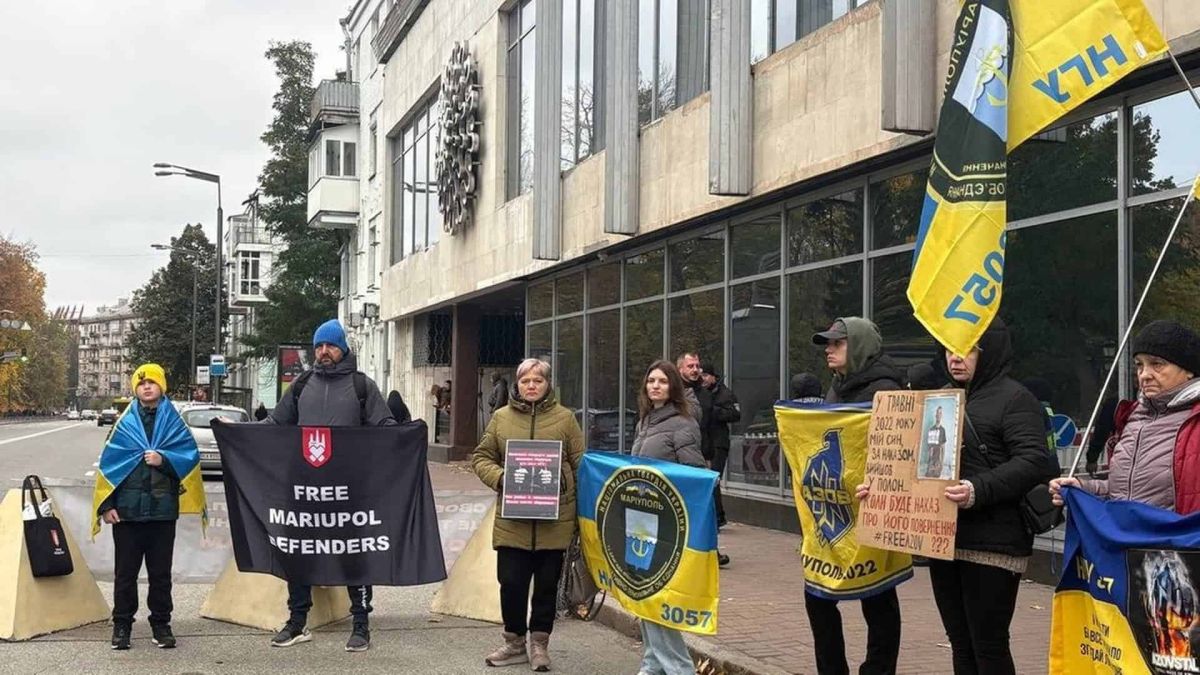 Три роки в полоні: родини захисників Маріуполя провели акцію біля Ради Група активістів з українськими прапорами та плакатами