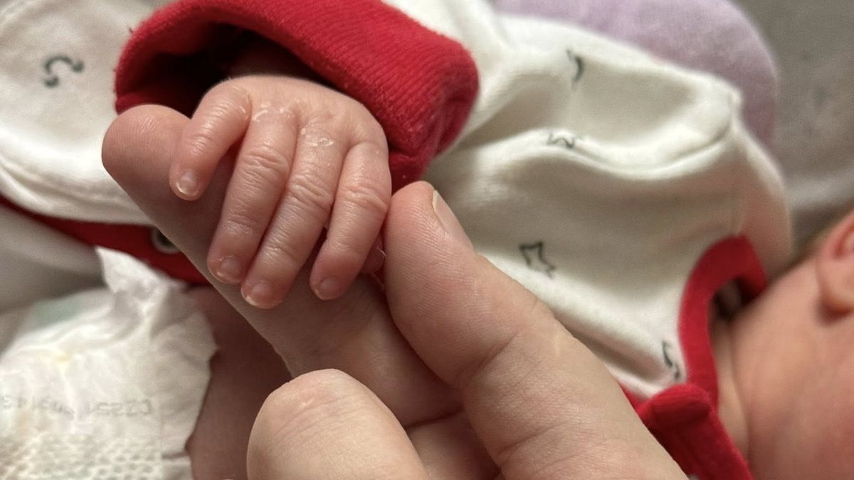 Два пологові будинки Києва лишились без опалення через обстріл РФ: рятували мобільні котельні Ручку новонародженої дитини тримає доросла рука