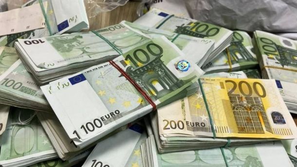 Убезпечення нашого майбутнього: нові укриття в київських школах Ілюстративне зображення з пачками грошей