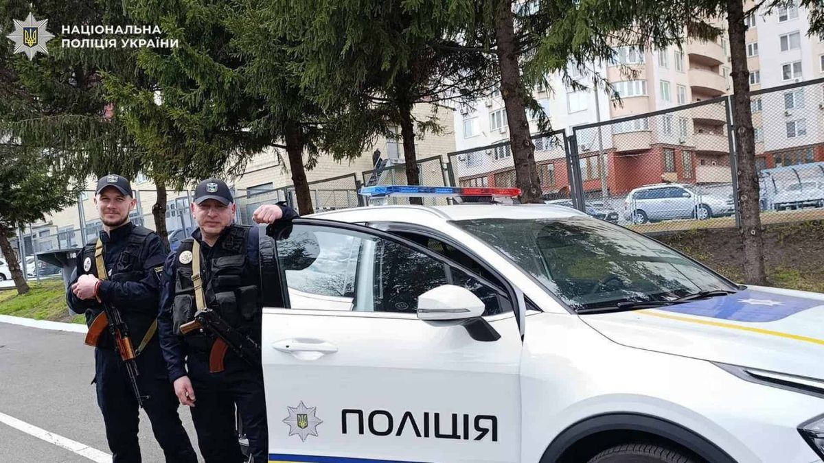 Двоє поліцейських після удару в Оболоні повернулися до служби Двоє озброєних поліцейських спецпризначенців полку поліції №1 біля службового автомобіля після повернення до служби
