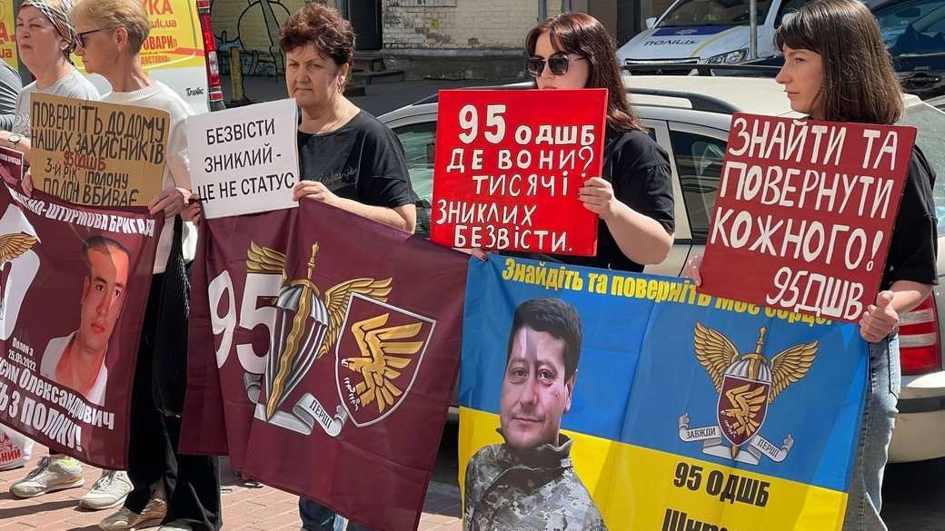 «Я знаю, що він живий і в полоні»: у Києві відбулася акція-нагадування про військовополонених і зниклих безвісти «Я знаю, що він живий і в полоні»: у Києві відбулася акція-нагадування про військовополонених і зниклих безвісти