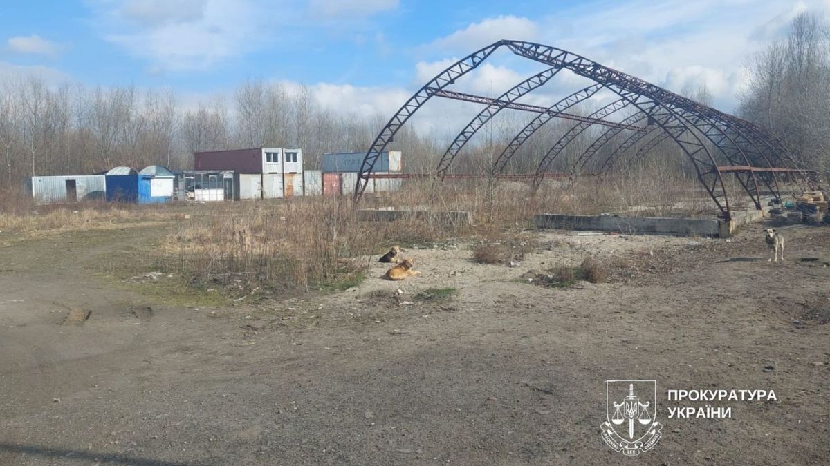 Суд у Києві ліквідував схему з фіктивною будівлею, через яку хотіли отримати землю на 2 млн грн Занедбана територія з металевим каркасом недобудованої споруди