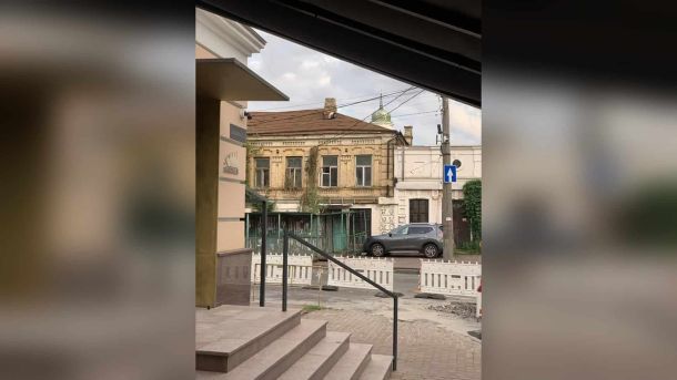Суд відмовив прокуратурі заборонити будівництво на пам’ятках Подолу Запущена двоповерхова будівля Садиби Дмитрієва на вул. Хорива, 2 у Києві — пам'ятка архітектури 1830-1910 рр. у занедбаному стані