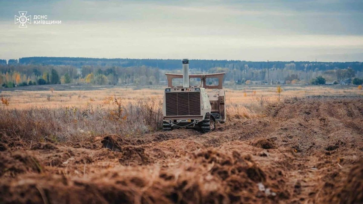 Прокуратура Києва викрила схему розкрадання через розмінування на 6,3 млн Гусенична техніка ДСНС працює на розораному полі біля лісу