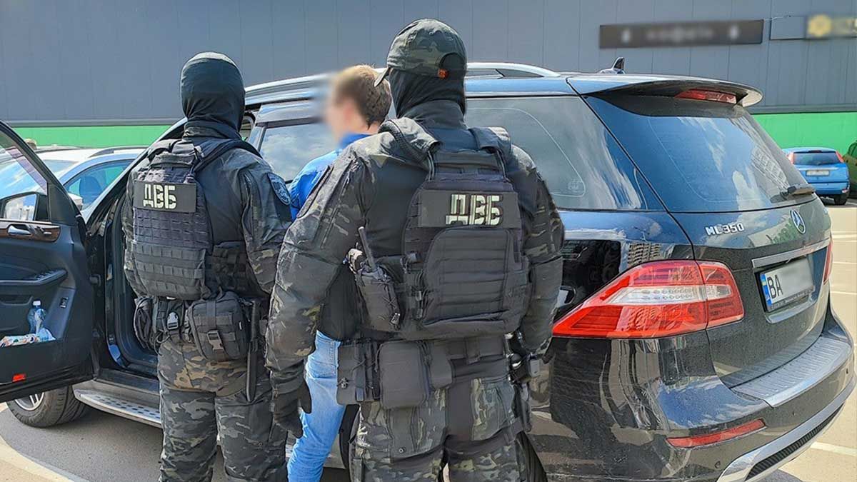 На Київщині викрили аферу з «бронею» — чоловік продавав фіктивне працевлаштування для уникнення мобілізації На Київщині викрили аферу з «бронею» — чоловік продавав фіктивне працевлаштування для уникнення мобілізації