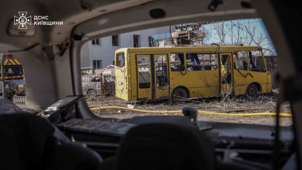 Kyiv City Express зупинявся під час атаки: рейси із затримкою в годину Рятувальники ДСНС ліквідують наслідки масованого ракетно-дронового удару по Київщині 14 березня 2026 року
