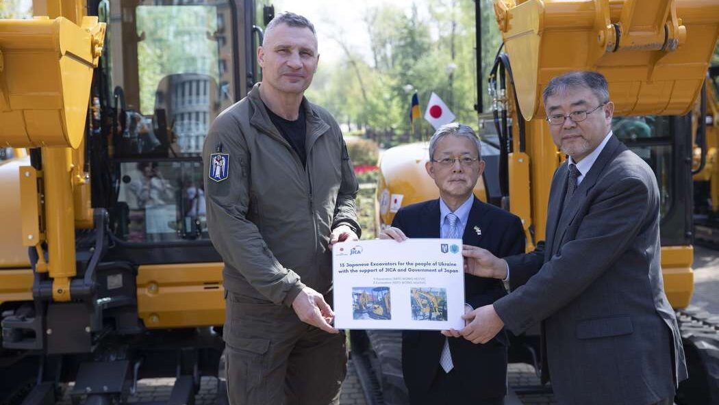 Японія передала Києву 13 мініекскаваторів для відновлення та озеленення міста Японія передала Києву 13 мініекскаваторів для відновлення та озеленення міста
