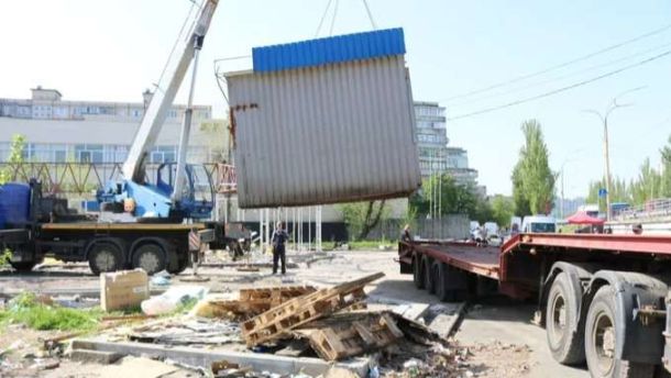 У Києві демонтують незаконну рекламу на шести локаціях: список адрес У Києві демонтують незаконну рекламу на шести локаціях: список адрес