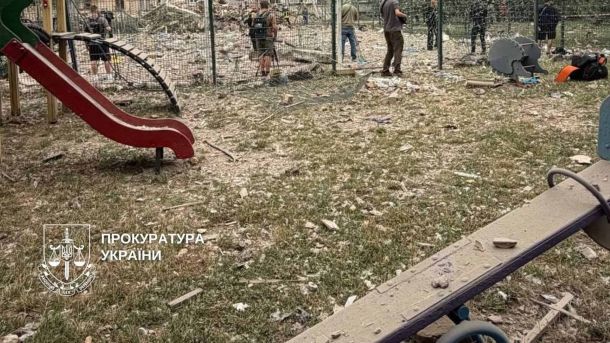 КМВА визнала правоту киян щодо Лаври — але судитися не буде Дитячий майданчик з гіркою на тлі частково зруйнованого багатоповерхового будинку, працюють слідчі