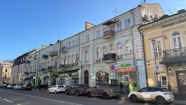 Кам'яниця на Сагайдачного, 25а: пам'ятка неоренесансу, де торгували «Елегантним світом» Триповерхова цегляна кам'яниця кінця XIX століття у стилі неоренесансу на вулиці Петра Сагайдачного, 25а на Подолі в Києві — пам'ятка архітектури місцевого значення