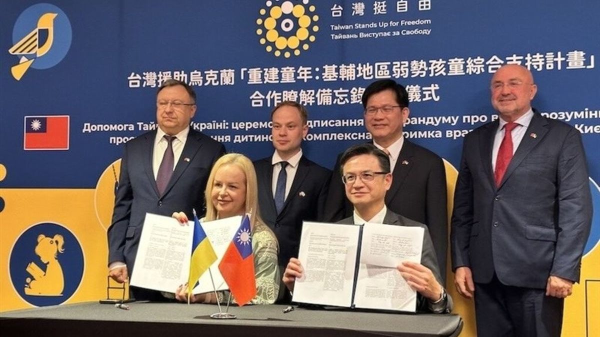 Тайвань профінансує психологічну та гуманітарну підтримку для дітей у Київській області Представники України та Тайваню тримають у руках підписані документи