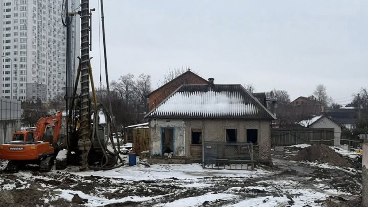 Садиба 1956 року: архітектори спростували версію пам'яткоохоронців Стара садиба на вулиці Завальній 2-Д в Осокорках і будівельна техніка Doosan поруч